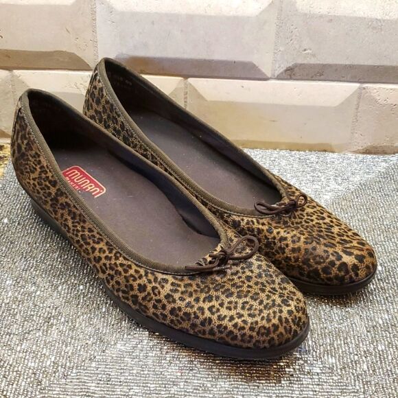 MUNRO AMERICAN Leopard Wedge Slip On Walking Shoes - Size 9 - Picture 1 of 8